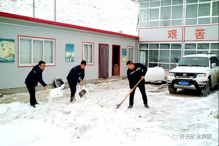 人間四月芳菲盡，山中春雪還復(fù)來